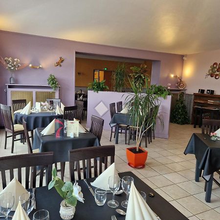 Le Gue De Genes Hotel Ambrieres Les Vallees Екстериор снимка