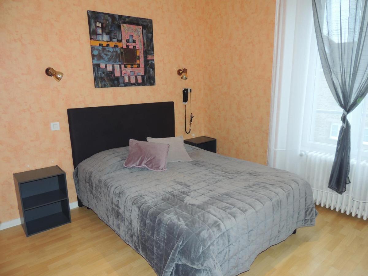 Le Gue De Genes Hotel Ambrieres Les Vallees Екстериор снимка