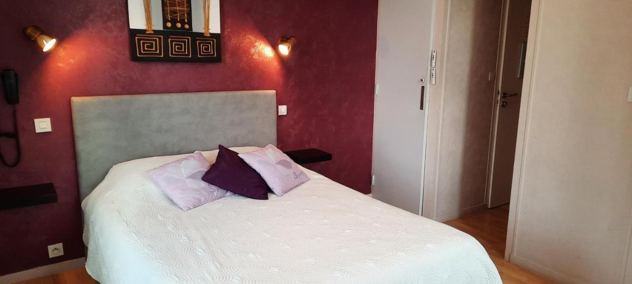 Le Gue De Genes Hotel Ambrieres Les Vallees Екстериор снимка