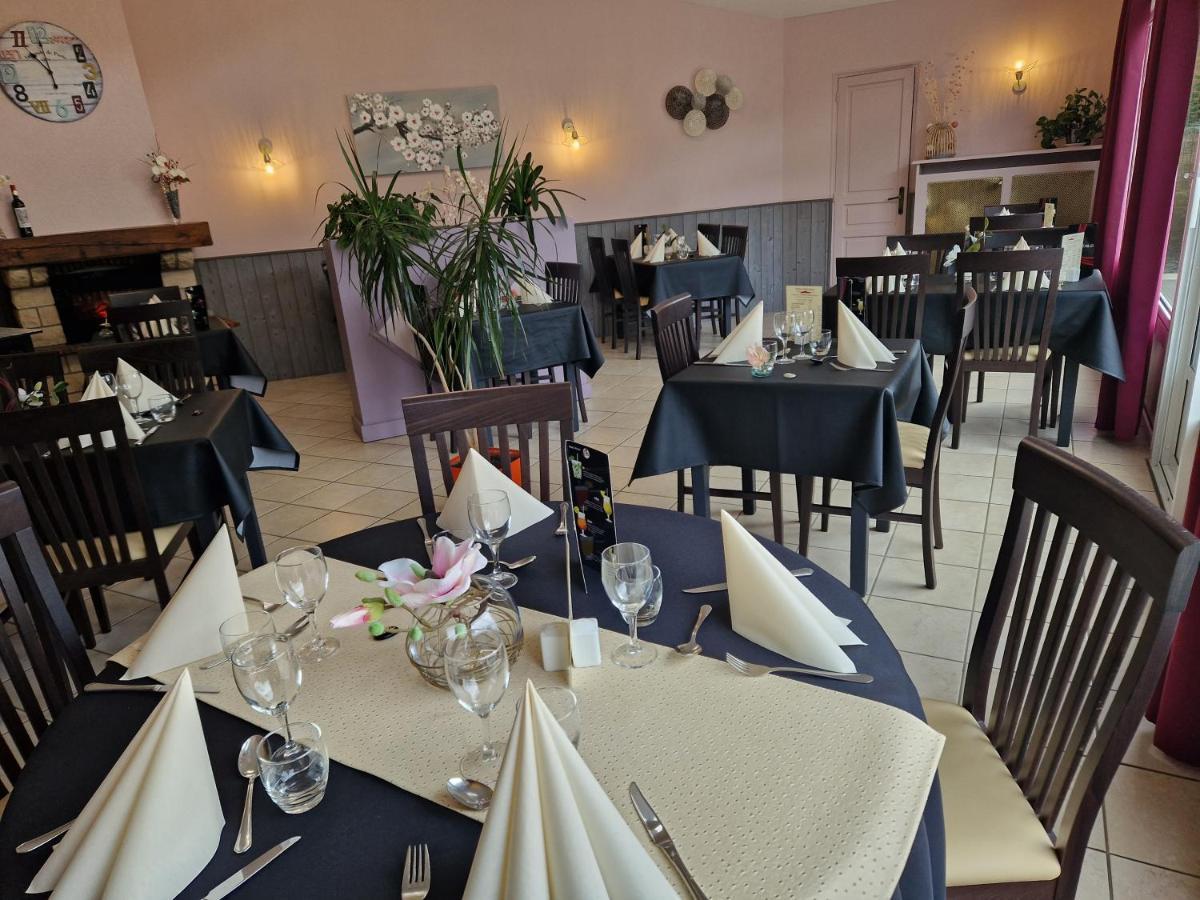 Le Gue De Genes Hotel Ambrieres Les Vallees Екстериор снимка