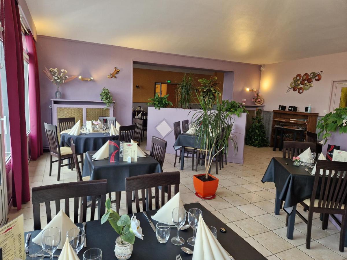 Le Gue De Genes Hotel Ambrieres Les Vallees Екстериор снимка