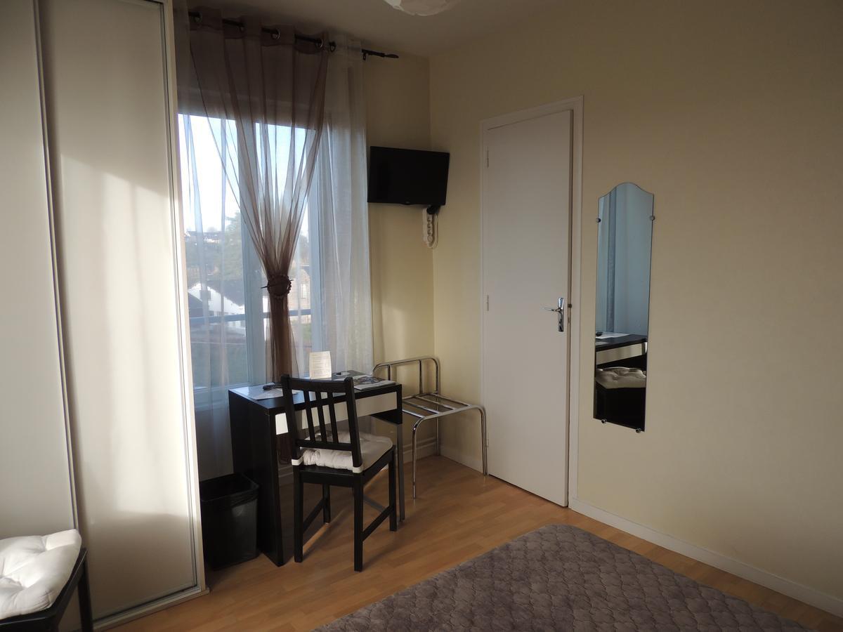 Le Gue De Genes Hotel Ambrieres Les Vallees Екстериор снимка