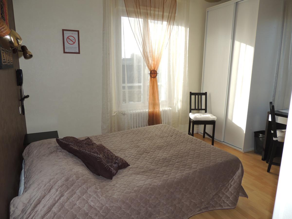 Le Gue De Genes Hotel Ambrieres Les Vallees Екстериор снимка